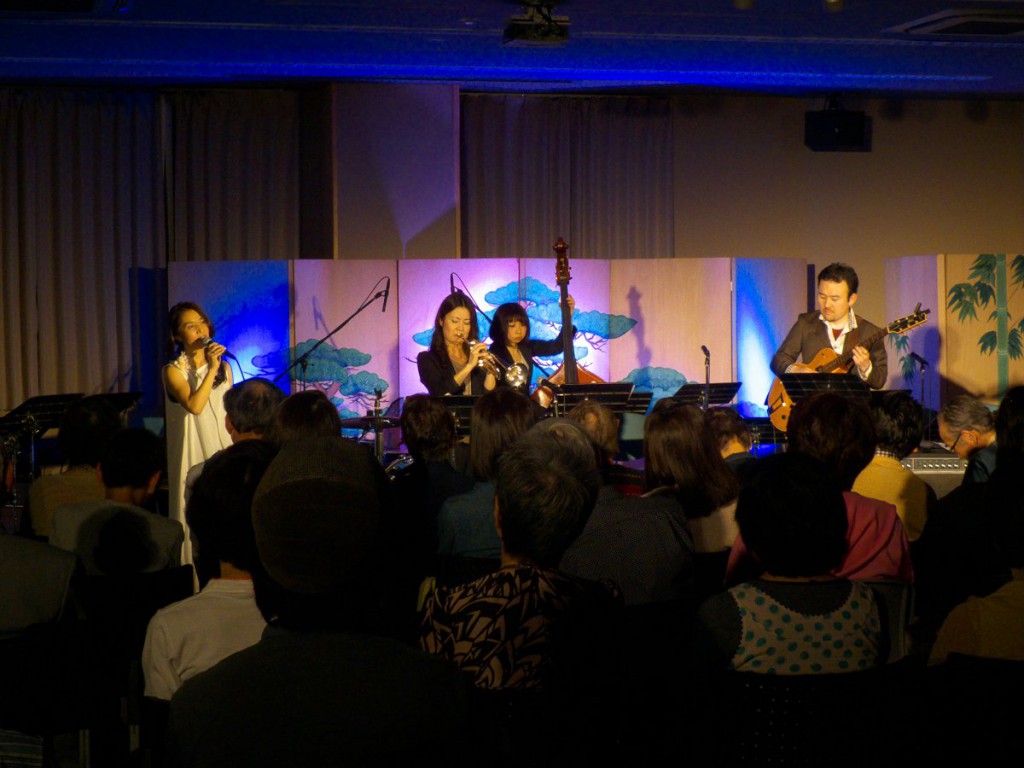 最後をしめてくださったのは、JAZZ-21の講師をして下さっている川東さんのバンド「スタンダードの花束with細木優輝（Voc）」