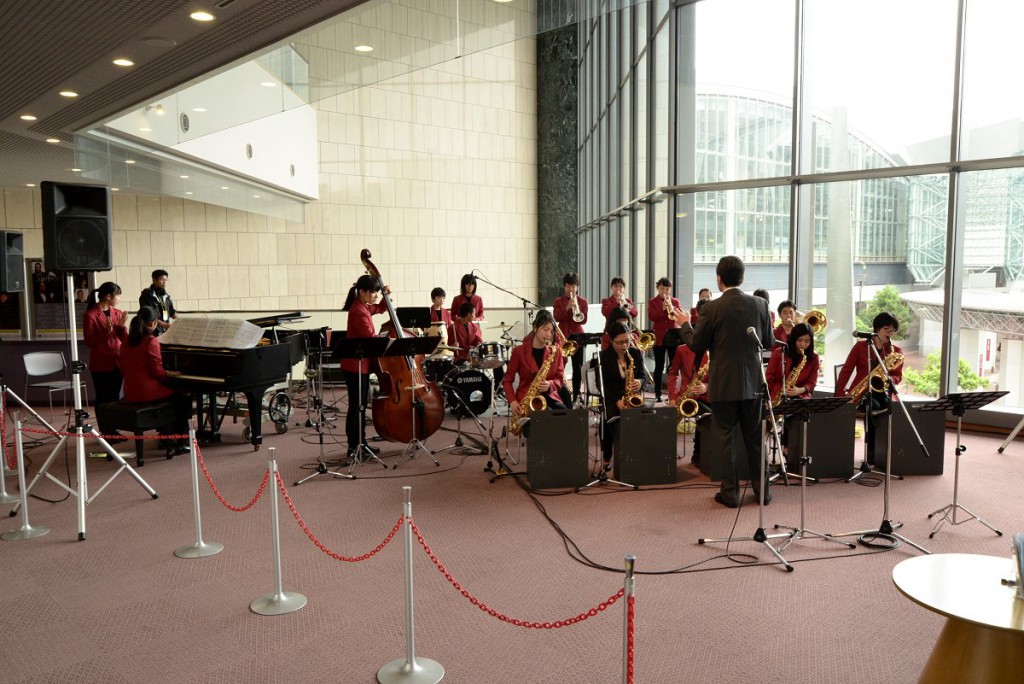 生憎の雨天のため音楽堂２F、カフェ・コンチェルトにて開催