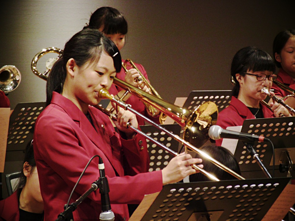 本来は3拍子の映画音楽CharadeをSAMBAで！