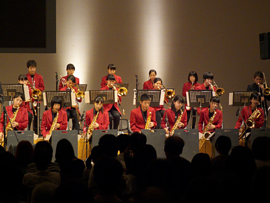 写真からはわかり難いですが、トロンボーンセクションフィーチャーでTHE CLAYTON-HAMILTON JAZZ ORCHESTRAのナンバーSunny Side