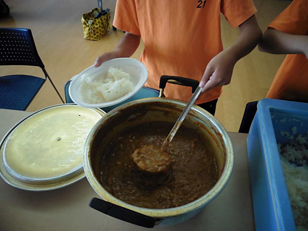 番外編、お昼にはいつもカレーの差し入れ。おいしくてお替りする人も・・・